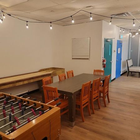 Wicked Hostels - Калгари Экстерьер фото